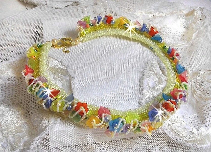 Collier Garden Flowers mont&eacute; avec des fleurs et feuilles Lucites aux couleurs vari&eacute;es, perl&eacute; de rocailles Jaunes, Ivoires et Nacr&eacute;es &agrave; laquelle s'ajoute des tubes, cristaux et un fermoir en Argent 925