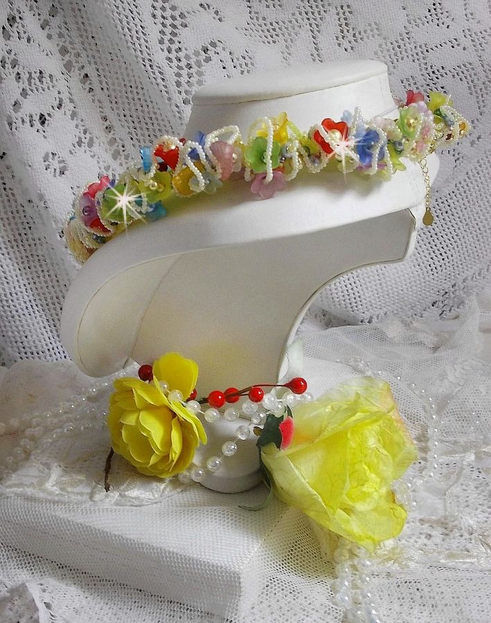Collier Garden Flowers mont&eacute; avec des fleurs et feuilles Lucites aux couleurs vari&eacute;es, perl&eacute; de rocailles Jaunes, Ivoires et Nacr&eacute;es &agrave; laquelle s'ajoute des tubes, cristaux et un fermoir en Argent 925
