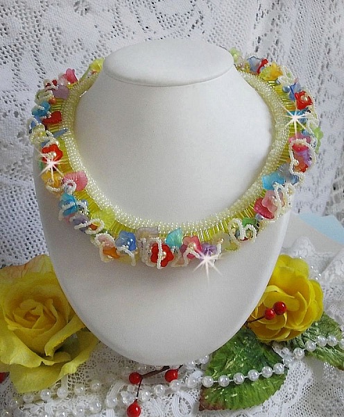 Collier Garden Flowers mont&eacute; avec des fleurs et feuilles Lucites aux couleurs vari&eacute;es, perl&eacute; de rocailles Jaunes, Ivoires et Nacr&eacute;es &agrave; laquelle s'ajoute des tubes, cristaux et un fermoir en Argent 925