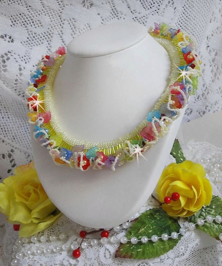 Collier Garden Flowers mont&eacute; avec des fleurs et feuilles Lucites aux couleurs vari&eacute;es, perl&eacute; de rocailles Jaunes, Ivoires et Nacr&eacute;es &agrave; laquelle s'ajoute des tubes, cristaux et un fermoir en Argent 925
