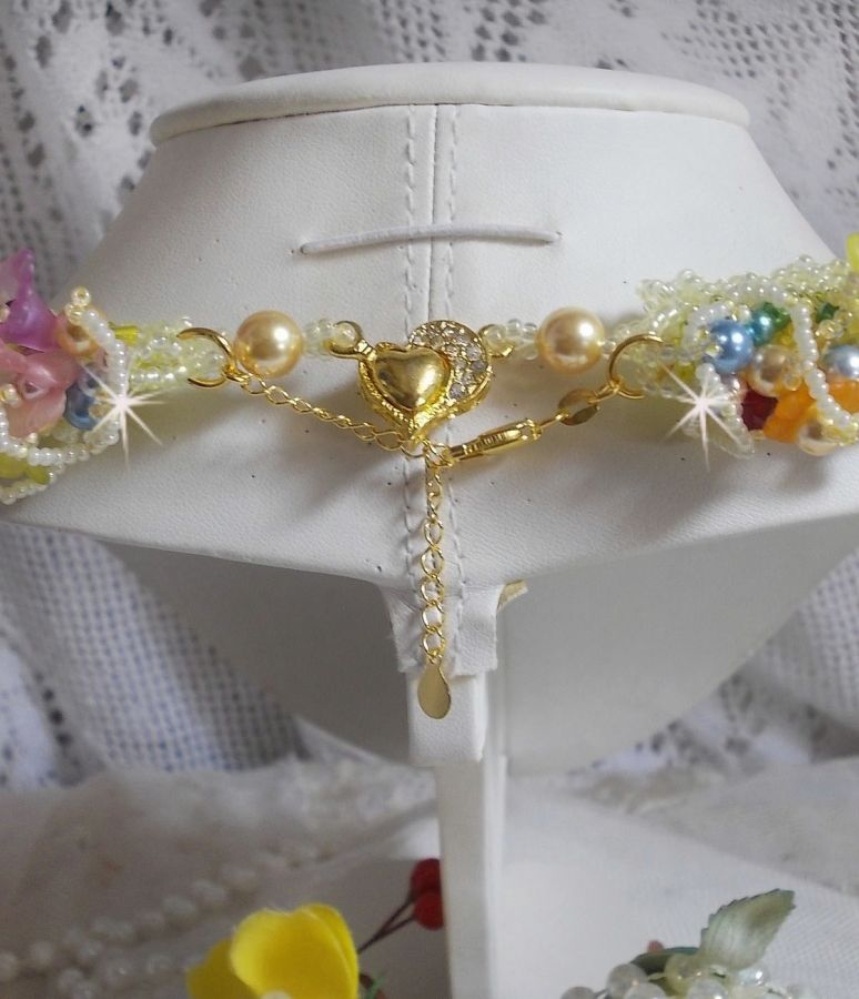 Collier Garden Flowers mont&eacute; avec des fleurs et feuilles Lucites aux couleurs vari&eacute;es, perl&eacute; de rocailles Jaunes, Ivoires et Nacr&eacute;es &agrave; laquelle s'ajoute des tubes, cristaux et un fermoir en Argent 925