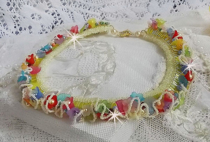Collier Garden Flowers mont&eacute; avec des fleurs et feuilles Lucites aux couleurs vari&eacute;es, perl&eacute; de rocailles Jaunes, Ivoires et Nacr&eacute;es &agrave; laquelle s'ajoute des tubes, cristaux et un fermoir en Argent 925
