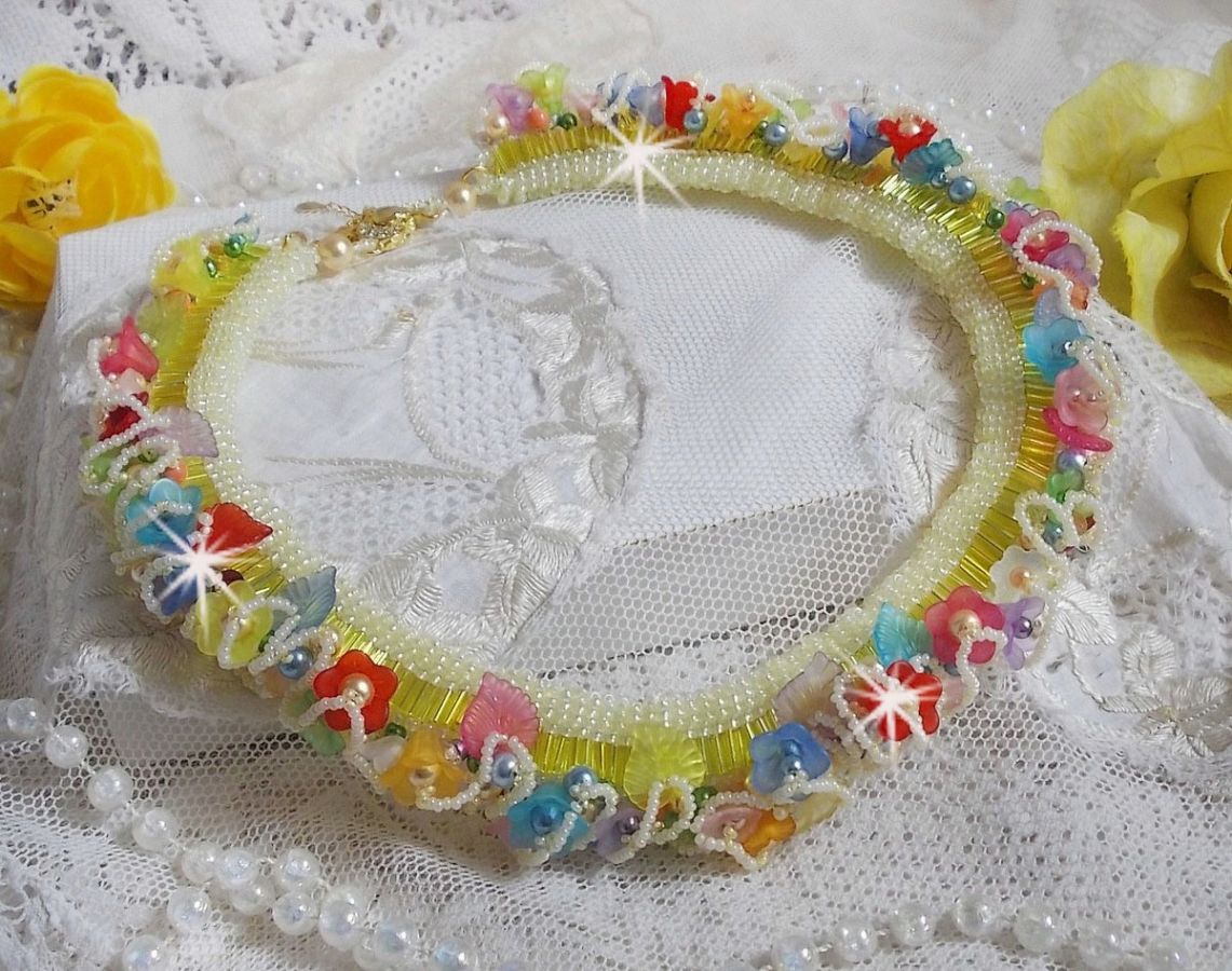 Collier Garden Flowers mont&eacute; avec des fleurs et feuilles Lucites aux couleurs vari&eacute;es, perl&eacute; de rocailles Jaunes, Ivoires et Nacr&eacute;es &agrave; laquelle s'ajoute des tubes, cristaux et un fermoir en Argent 925