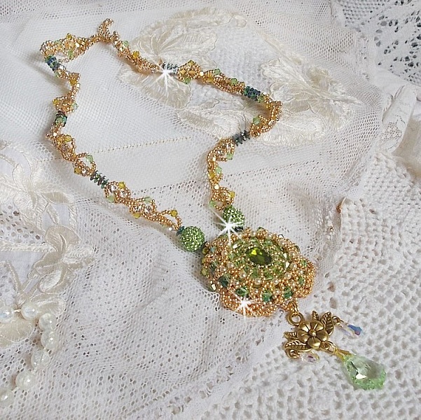 Collier Garden Party brod&eacute; avec cabochon rectangulaire vintage des ann&eacute;es 1960, chatons, rondes plasticines et perles Cristal Swarovski