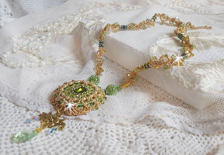 Collier Garden Party brod&eacute; avec cabochon rectangulaire vintage des ann&eacute;es 1960, chatons, rondes plasticines et perles Cristal Swarovski
