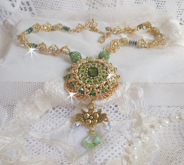 Collier Garden Party brod&eacute; avec cabochon rectangulaire vintage des ann&eacute;es 1960, chatons, rondes plasticines et perles Cristal Swarovski
