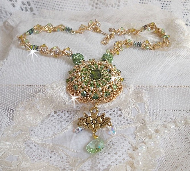 Collier Garden Party brod&eacute; avec cabochon rectangulaire vintage des ann&eacute;es 1960, chatons, rondes plasticines et perles Cristal Swarovski