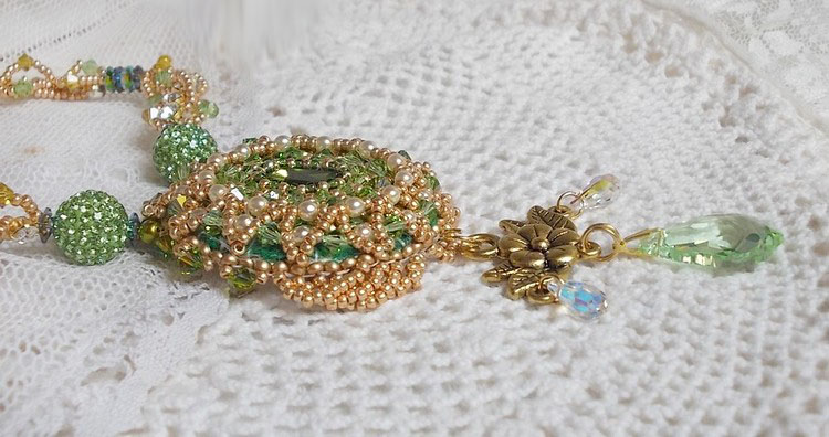 Collier Garden Party brod&eacute; avec cabochon rectangulaire vintage des ann&eacute;es 1960, chatons, rondes plasticines et perles Cristal Swarovski