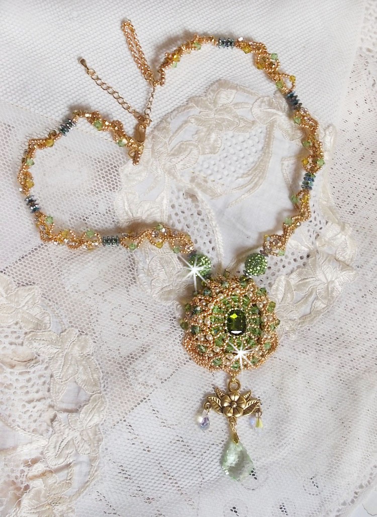 Collier Garden Party brod&eacute; avec cabochon rectangulaire vintage des ann&eacute;es 1960, chatons, rondes plasticines et perles Cristal Swarovski
