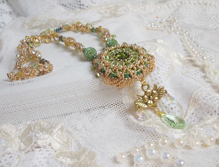Collier Garden Party brod&eacute; avec cabochon rectangulaire vintage des ann&eacute;es 1960, chatons, rondes plasticines et perles Cristal Swarovski