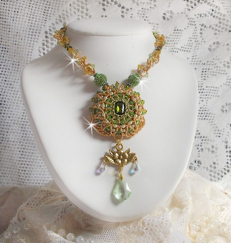 Collier Garden Party brod&eacute; avec cabochon rectangulaire vintage des ann&eacute;es 1960, chatons, rondes plasticines et perles Cristal Swarovski