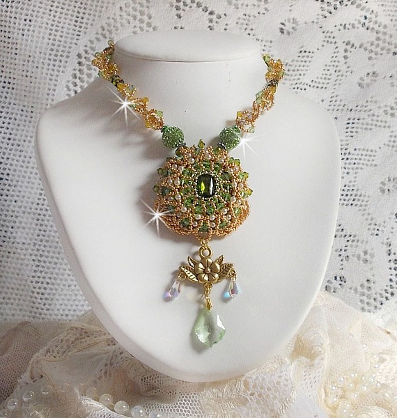 Collier Garden Party brod&eacute; avec cabochon rectangulaire vintage des ann&eacute;es 1960, chatons, rondes plasticines et perles Cristal Swarovski