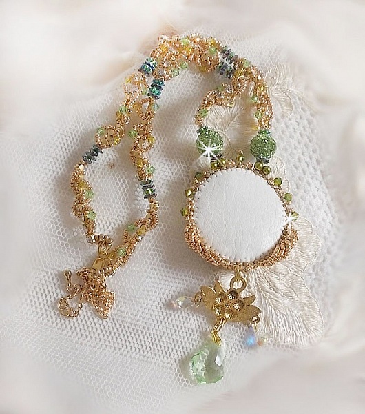Collier Garden Party brod&eacute; avec cabochon rectangulaire vintage des ann&eacute;es 1960, chatons, rondes plasticines et perles Cristal Swarovski