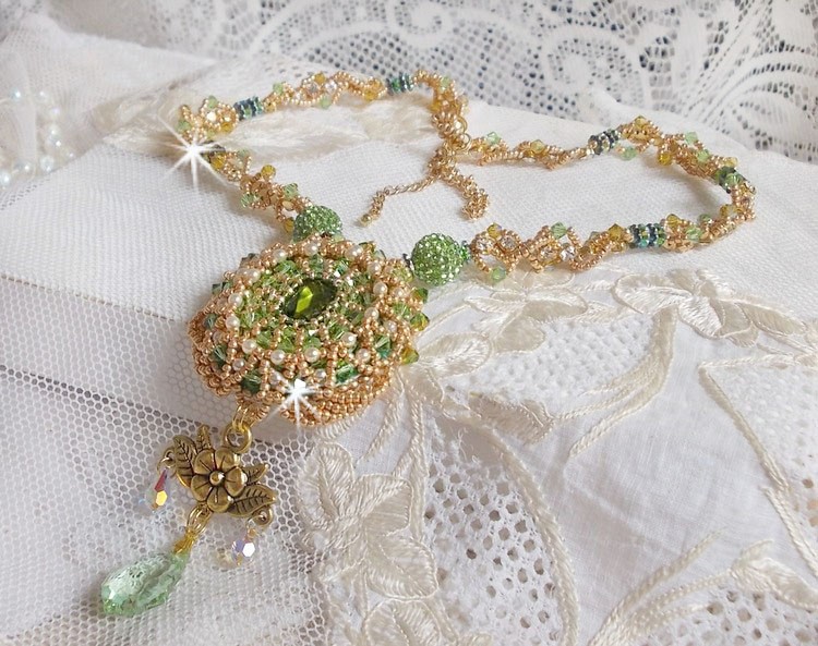 Collier Garden Party brod&eacute; avec cabochon rectangulaire vintage des ann&eacute;es 1960, chatons, rondes plasticines et perles Cristal Swarovski