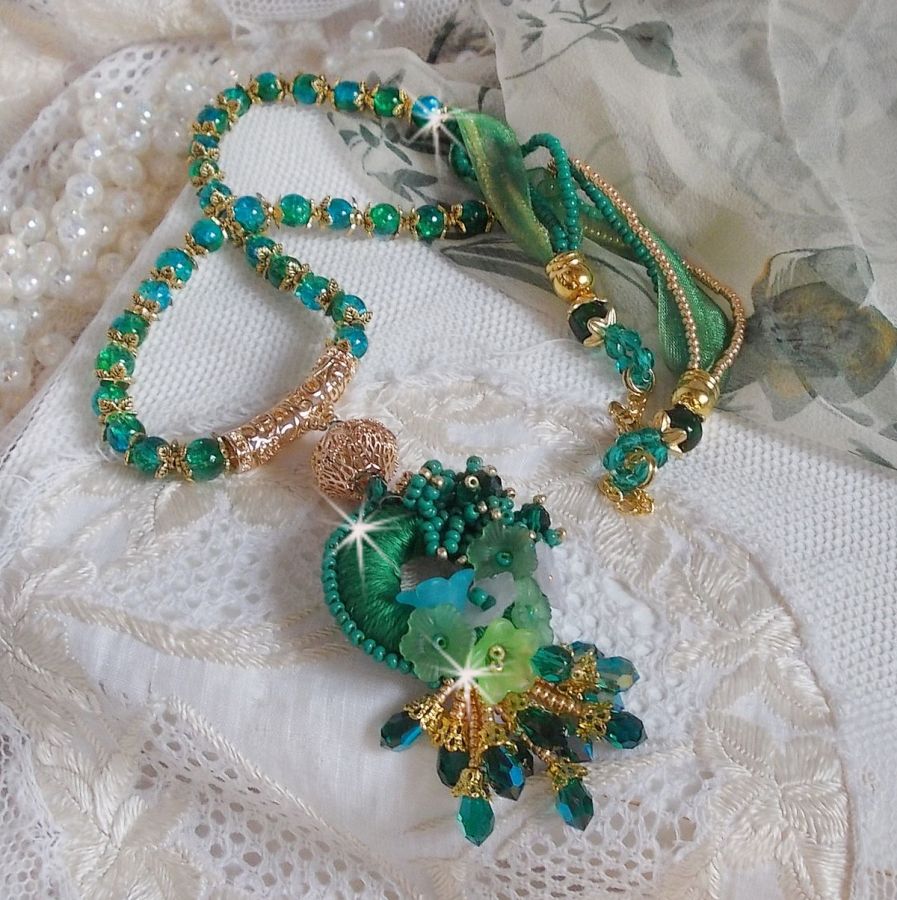 Collier Green Iris brod&eacute; avec du coton DMC Vert sur un anneau en bois avec fleurs Lucites, gouttes en cristal. Le tout est mont&eacute; avec perles rondes craquel&eacute;es, ruban organza et fermoir en argent 925