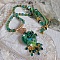 Collier Green Iris brod&eacute; avec du coton DMC Vert sur un anneau en bois avec fleurs Lucites, gouttes en cristal. Le tout est mont&eacute; avec perles rondes craquel&eacute;es, ruban organza et fermoir en argent 925