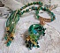 Collier Green Iris brod&eacute; avec du coton DMC Vert sur un anneau en bois avec fleurs Lucites, gouttes en cristal. Le tout est mont&eacute; avec perles rondes craquel&eacute;es, ruban organza et fermoir en argent 925