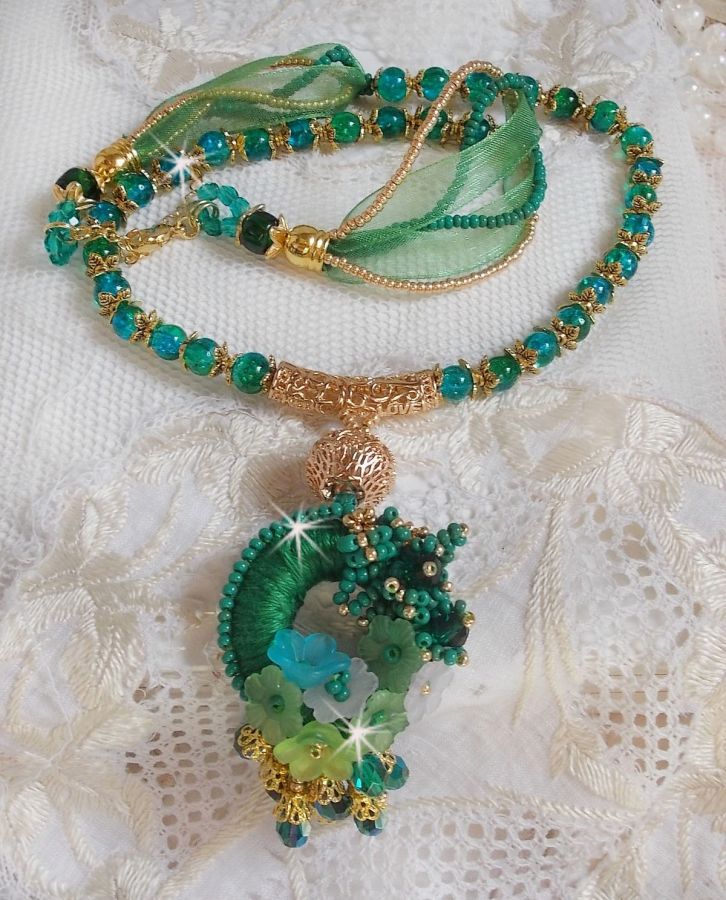 Collier Green Iris brod&eacute; avec du coton DMC Vert sur un anneau en bois avec fleurs Lucites, gouttes en cristal. Le tout est mont&eacute; avec perles rondes craquel&eacute;es, ruban organza et fermoir en argent 925