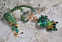 Collier Green Iris brod&eacute; avec du coton DMC Vert sur un anneau en bois avec fleurs Lucites, gouttes en cristal. Le tout est mont&eacute; avec perles rondes craquel&eacute;es, ruban organza et fermoir en argent 925