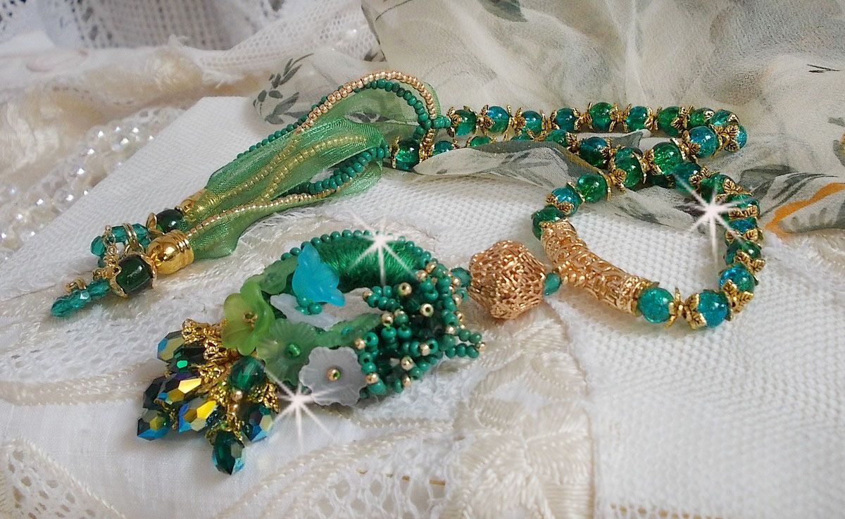 Collier Green Iris brod&eacute; avec du coton DMC Vert sur un anneau en bois avec fleurs Lucites, gouttes en cristal. Le tout est mont&eacute; avec perles rondes craquel&eacute;es, ruban organza et fermoir en argent 925
