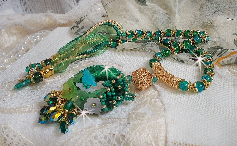 Collier Green Iris brod&eacute; avec du coton DMC Vert sur un anneau en bois avec fleurs Lucites, gouttes en cristal. Le tout est mont&eacute; avec perles rondes craquel&eacute;es, ruban organza et fermoir en argent 925