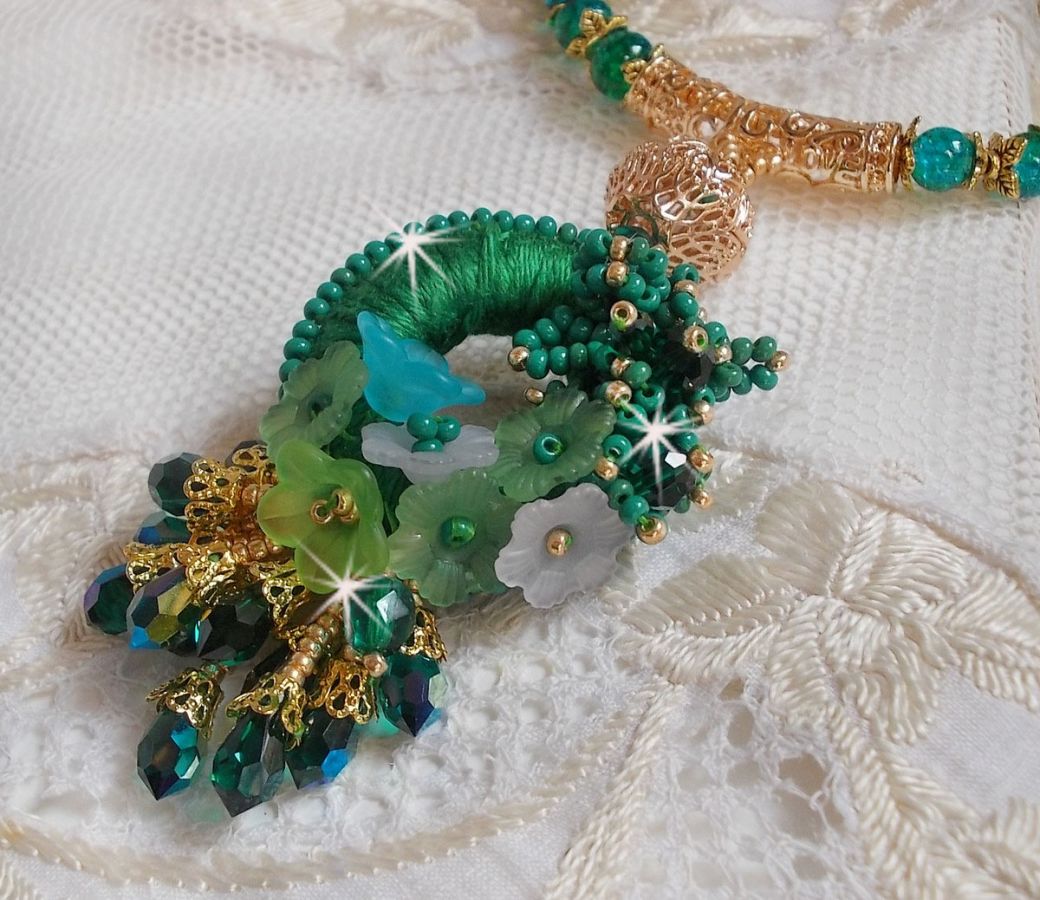 Collier Green Iris brod&eacute; avec du coton DMC Vert sur un anneau en bois avec fleurs Lucites, gouttes en cristal. Le tout est mont&eacute; avec perles rondes craquel&eacute;es, ruban organza et fermoir en argent 925