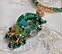 Collier Green Iris brod&eacute; avec du coton DMC Vert sur un anneau en bois avec fleurs Lucites, gouttes en cristal. Le tout est mont&eacute; avec perles rondes craquel&eacute;es, ruban organza et fermoir en argent 925
