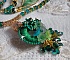 Collier Green Iris brod&eacute; avec du coton DMC Vert sur un anneau en bois avec fleurs Lucites, gouttes en cristal. Le tout est mont&eacute; avec perles rondes craquel&eacute;es, ruban organza et fermoir en argent 925