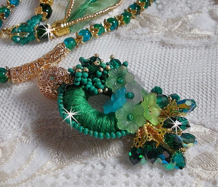 Collier Green Iris brod&eacute; avec du coton DMC Vert sur un anneau en bois avec fleurs Lucites, gouttes en cristal. Le tout est mont&eacute; avec perles rondes craquel&eacute;es, ruban organza et fermoir en argent 925