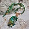 Collier Green Iris brod&eacute; avec du coton DMC Vert sur un anneau en bois avec fleurs Lucites, gouttes en cristal. Le tout est mont&eacute; avec perles rondes craquel&eacute;es, ruban organza et fermoir en argent 925