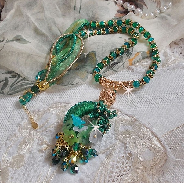 Collier Green Iris brod&eacute; avec du coton DMC Vert sur un anneau en bois avec fleurs Lucites, gouttes en cristal. Le tout est mont&eacute; avec perles rondes craquel&eacute;es, ruban organza et fermoir en argent 925