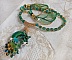 Collier Green Iris brod&eacute; avec du coton DMC Vert sur un anneau en bois avec fleurs Lucites, gouttes en cristal. Le tout est mont&eacute; avec perles rondes craquel&eacute;es, ruban organza et fermoir en argent 925