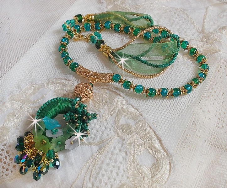Collier Green Iris brod&eacute; avec du coton DMC Vert sur un anneau en bois avec fleurs Lucites, gouttes en cristal. Le tout est mont&eacute; avec perles rondes craquel&eacute;es, ruban organza et fermoir en argent 925