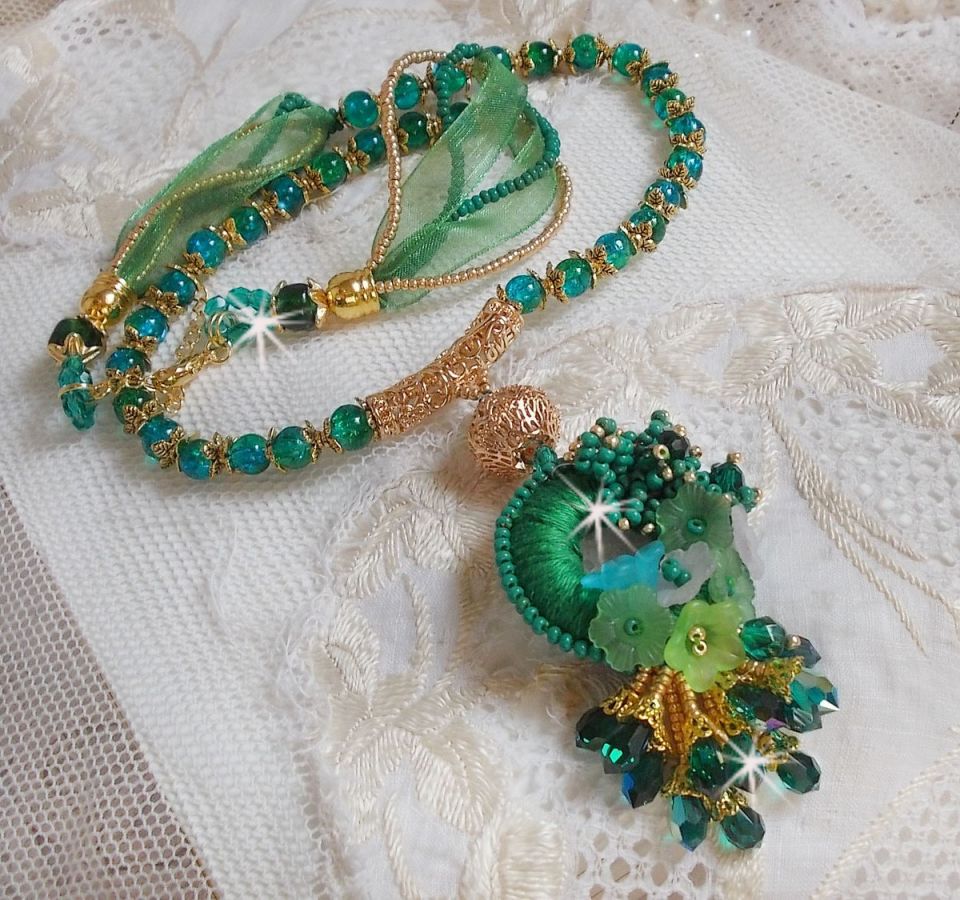 Collier Green Iris brod&eacute; avec du coton DMC Vert sur un anneau en bois avec fleurs Lucites, gouttes en cristal. Le tout est mont&eacute; avec perles rondes craquel&eacute;es, ruban organza et fermoir en argent 925
