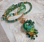 Collier Green Iris brod&eacute; avec du coton DMC Vert sur un anneau en bois avec fleurs Lucites, gouttes en cristal. Le tout est mont&eacute; avec perles rondes craquel&eacute;es, ruban organza et fermoir en argent 925