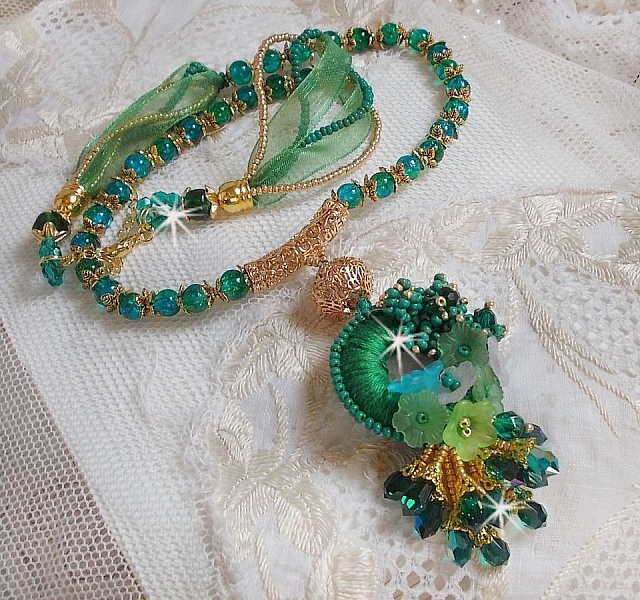 Collier Green Iris brod&eacute; avec du coton DMC Vert sur un anneau en bois avec fleurs Lucites, gouttes en cristal. Le tout est mont&eacute; avec perles rondes craquel&eacute;es, ruban organza et fermoir en argent 925