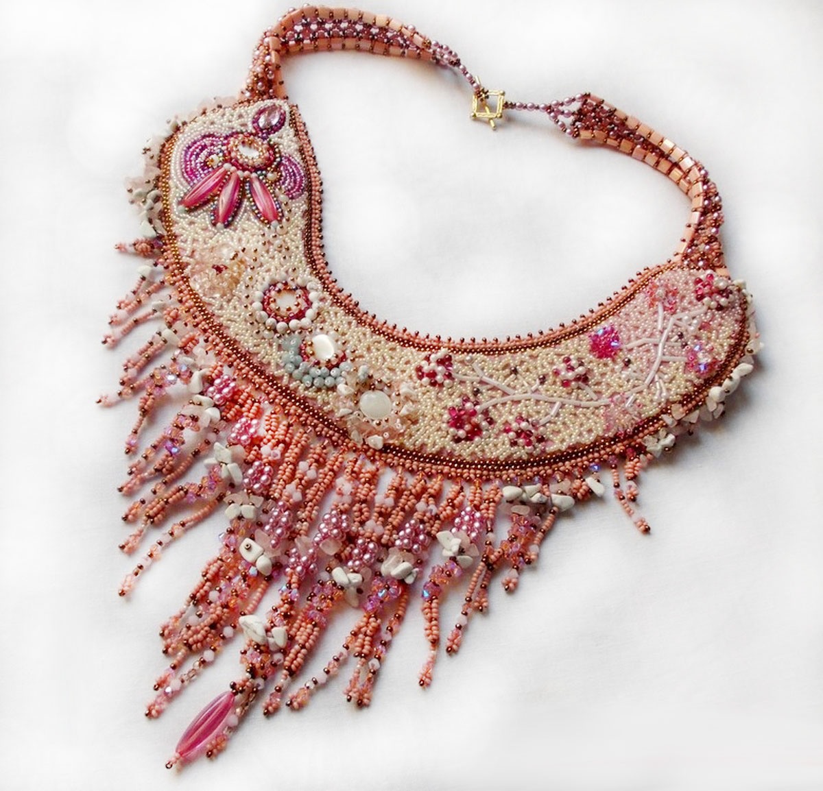 Plastron Rose Royale, brod&eacute; avec des perles semi-pr&eacute;cieuses, cristal de Swarovski et diverses perles de qualit&eacute; fa&ccedil;on Haute-Couture