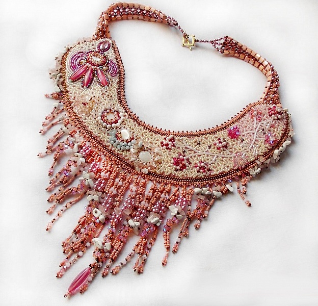 Plastron Rose Royale, brod&eacute; avec des perles semi-pr&eacute;cieuses, cristal de Swarovski et diverses perles de qualit&eacute; fa&ccedil;on Haute-Couture