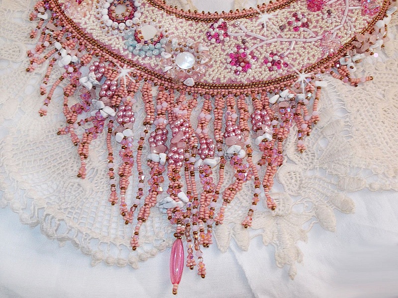 Plastron Rose Royale, brod&eacute; avec des perles semi-pr&eacute;cieuses, cristal de Swarovski et diverses perles de qualit&eacute; fa&ccedil;on Haute-Couture