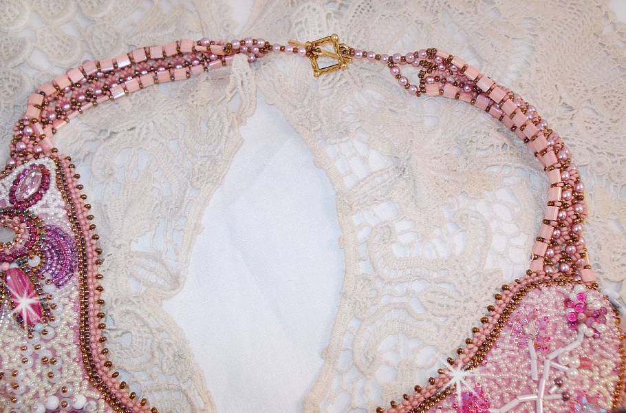 Plastron Rose Royale, brod&eacute; avec des perles semi-pr&eacute;cieuses, cristal de Swarovski et diverses perles de qualit&eacute; fa&ccedil;on Haute-Couture