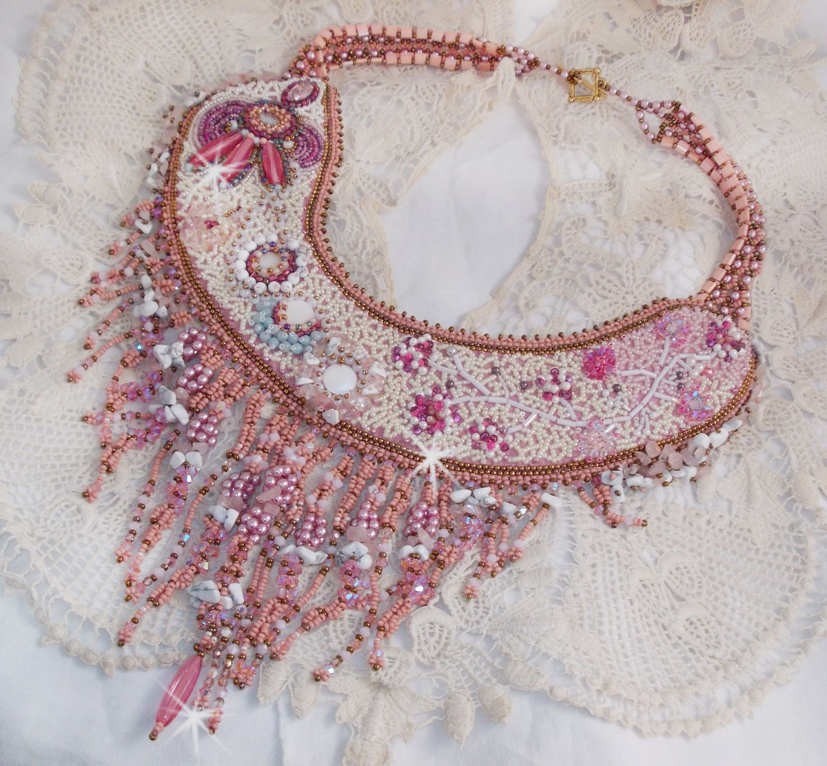 Plastron Rose Royale, brod&eacute; avec des perles semi-pr&eacute;cieuses, cristal de Swarovski et diverses perles de qualit&eacute; fa&ccedil;on Haute-Couture