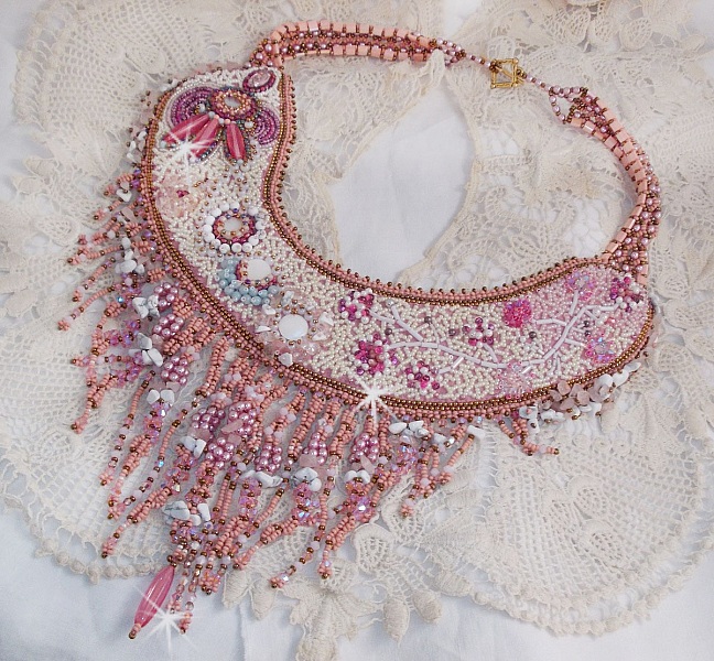 Plastron Rose Royale, brod&eacute; avec des perles semi-pr&eacute;cieuses, cristal de Swarovski et diverses perles de qualit&eacute; fa&ccedil;on Haute-Couture