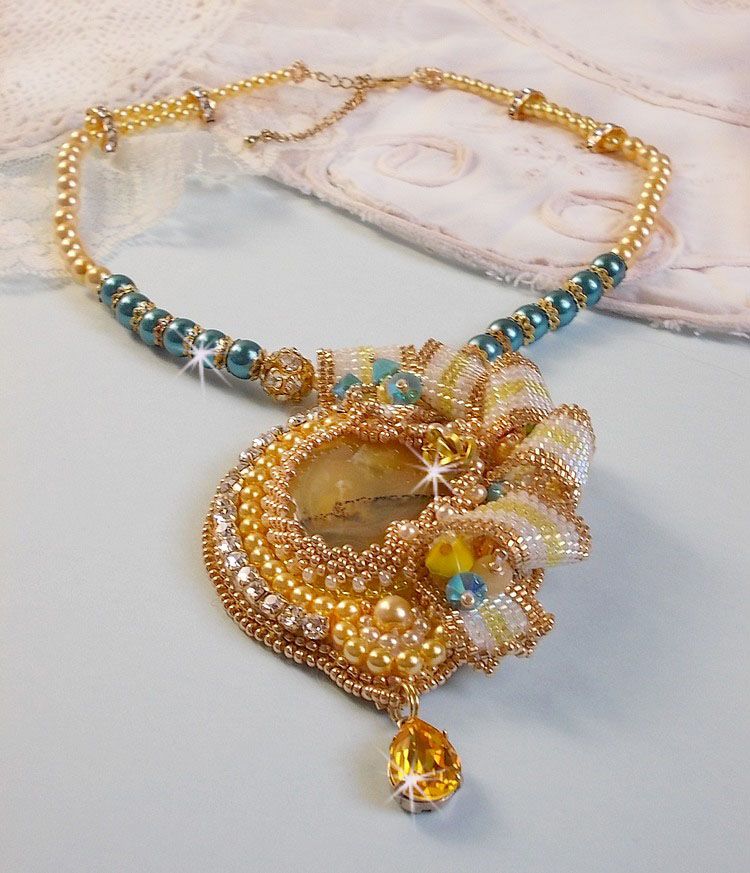 Pendentif Sunflower Gold brod&eacute; avec une opale jaune de Madagascar, cristaux, rocailles plaqu&eacute;es or 24 carats, perles satin&eacute;es, cha&icirc;nette et fermoir Gold Filled 14 carats pour une tenue Haute-Couture
