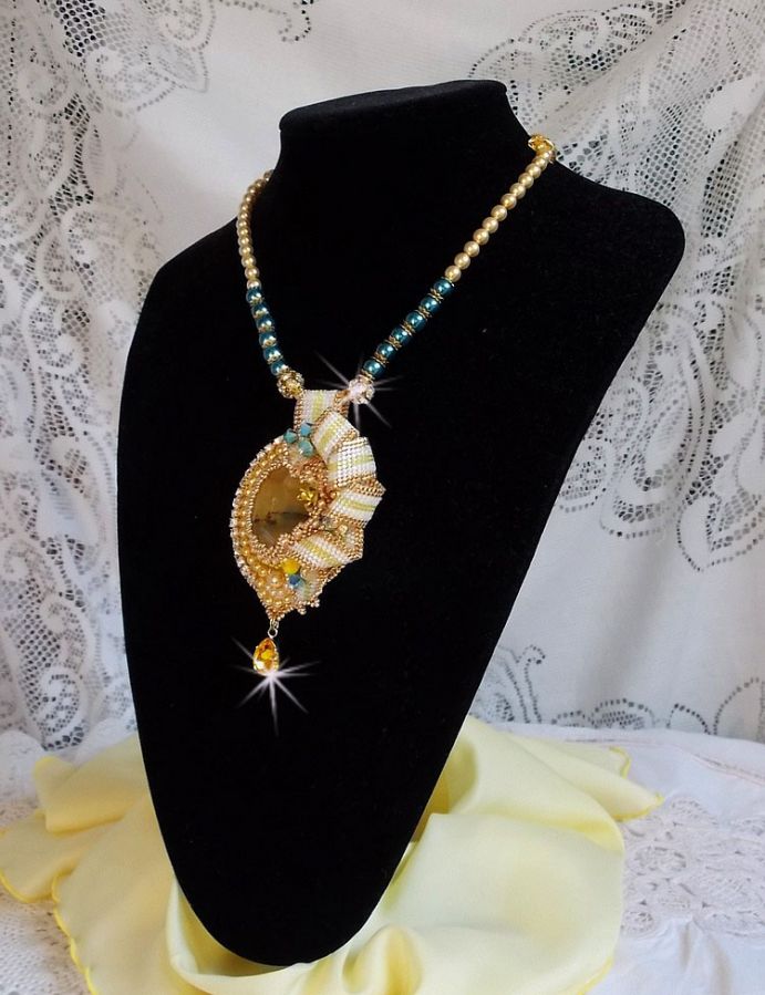 Pendentif Sunflower Gold brod&eacute; avec une opale jaune de Madagascar, cristaux, rocailles plaqu&eacute;es or 24 carats, perles satin&eacute;es, cha&icirc;nette et fermoir Gold Filled 14 carats pour une tenue Haute-Couture