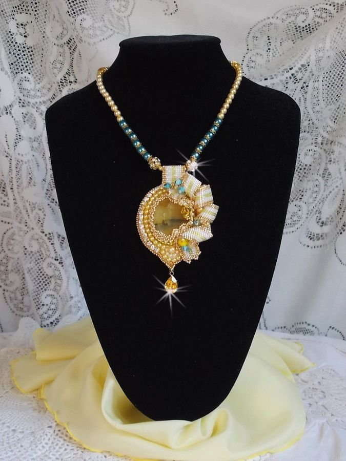Pendentif Sunflower Gold brod&eacute; avec une opale jaune de Madagascar, cristaux, rocailles plaqu&eacute;es or 24 carats, perles satin&eacute;es, cha&icirc;nette et fermoir Gold Filled 14 carats pour une tenue Haute-Couture