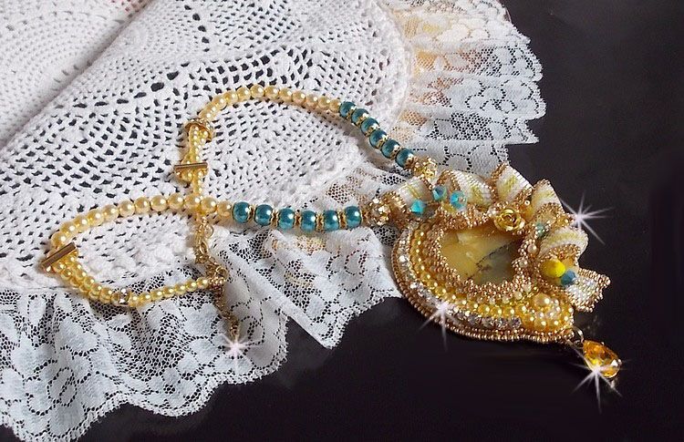 Pendentif Sunflower Gold brod&eacute; avec une opale jaune de Madagascar, cristaux, rocailles plaqu&eacute;es or 24 carats, perles satin&eacute;es, cha&icirc;nette et fermoir Gold Filled 14 carats pour une tenue Haute-Couture