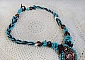 Collier Turquoise Haute Couture au Style Am&eacute;rindien brod&eacute; sur du Cuir avec des cabochons ronds Nacre Acajou et Prune, s&rsquo;ajoute un cabochon Turquoise. Orn&eacute; de cristaux, ruban, perles et rocailles 