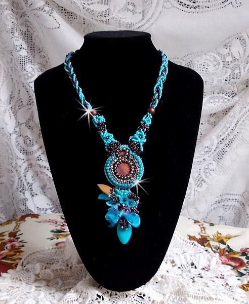 Collier Turquoise Haute Couture au Style Am&eacute;rindien brod&eacute; sur du Cuir avec des cabochons ronds Nacre Acajou et Prune, s&rsquo;ajoute un cabochon Turquoise. Orn&eacute; de cristaux, ruban, perles et rocailles 