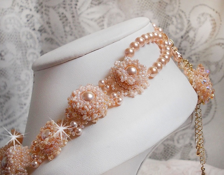 Plastron Idylle Beaut&eacute; Haute Couture brod&eacute; avec cabochons perl&eacute;s de perles rondes nacr&eacute;es en Cristal de Swarovski, des toupies et des rocailles de couleur Saumon, une belle harmonie avec le design 