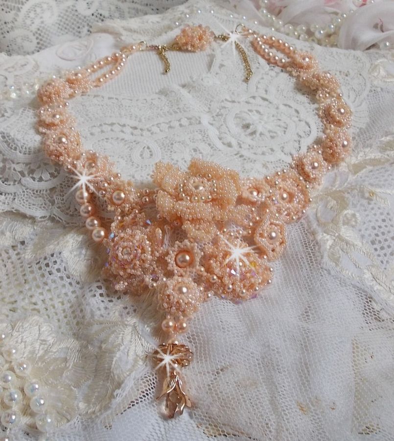 Plastron Idylle Beaut&eacute; Haute Couture brod&eacute; avec cabochons perl&eacute;s de perles rondes nacr&eacute;es en Cristal de Swarovski, des toupies et des rocailles de couleur Saumon, une belle harmonie avec le design 